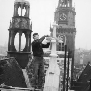 Amsterdam Restauratie Oude of St Nicolaaskerk bouwvakker legt de laatste hand, Bestanddeelnr 913-1687