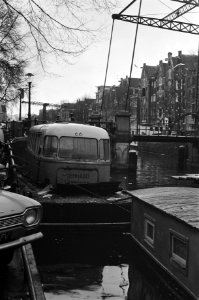 Amsterdamse grachten met woonboten. Amsterdamse grachten met woonboten, Autobus , Bestanddeelnr 923-2467