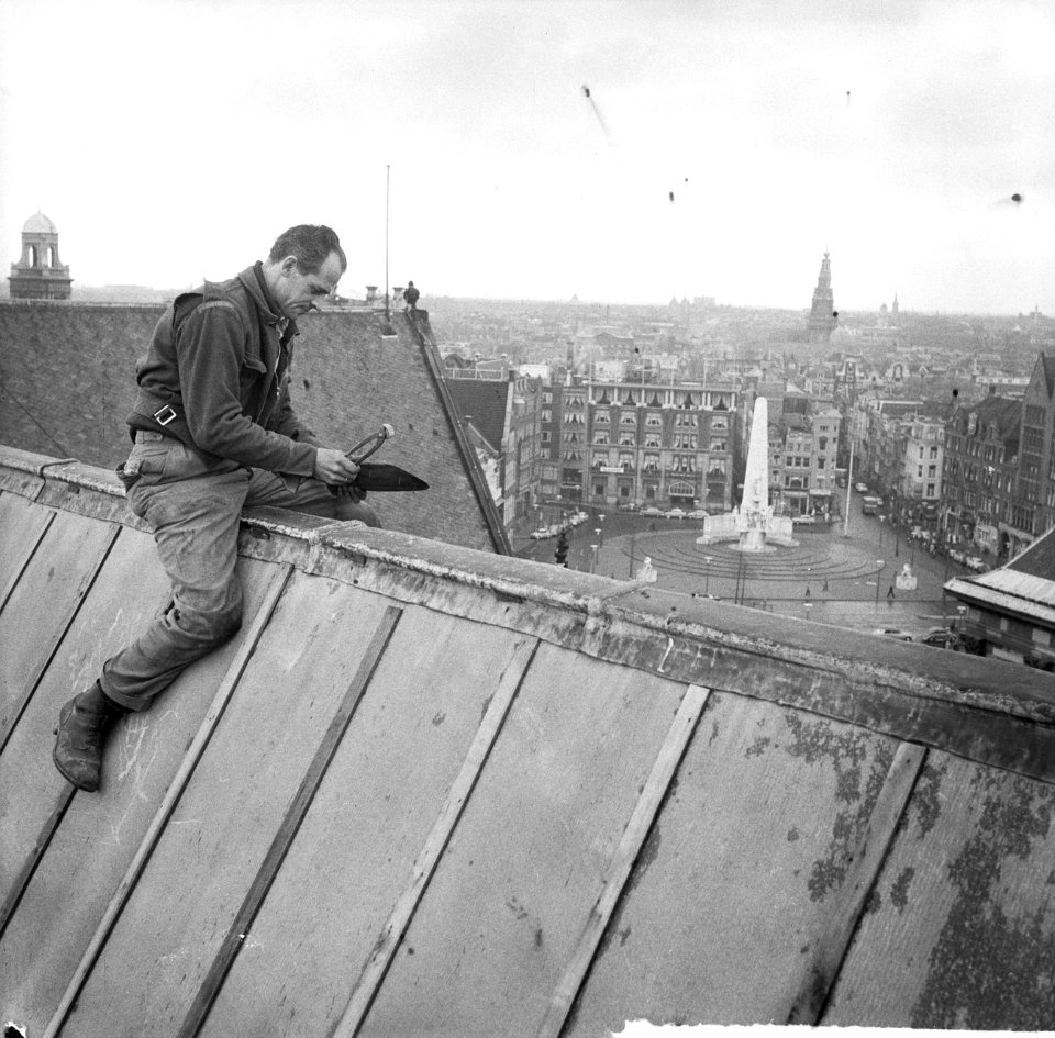 Amsterdam Restauratie Nieuwe Kerk op de Dam werkzaamheden dakdekker op het dak, Bestanddeelnr 912-3587
