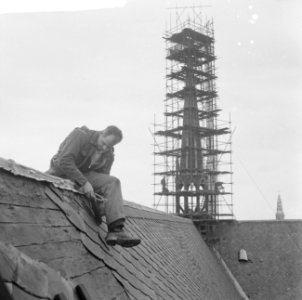 Amsterdam Restauratie Nieuwe Kerk op de Dam werkzaamheden dakdekker op het dak, Bestanddeelnr 912-3586