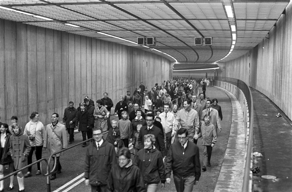 Amsterdammers bekijken IJ tunnel, Bestanddeelnr 921-7968