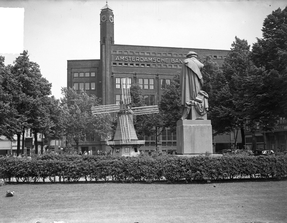 Amsterdam Rembrandtsplein. Het standbeeld van Rembrandt met een molenmodel in he, Bestanddeelnr 904-0055