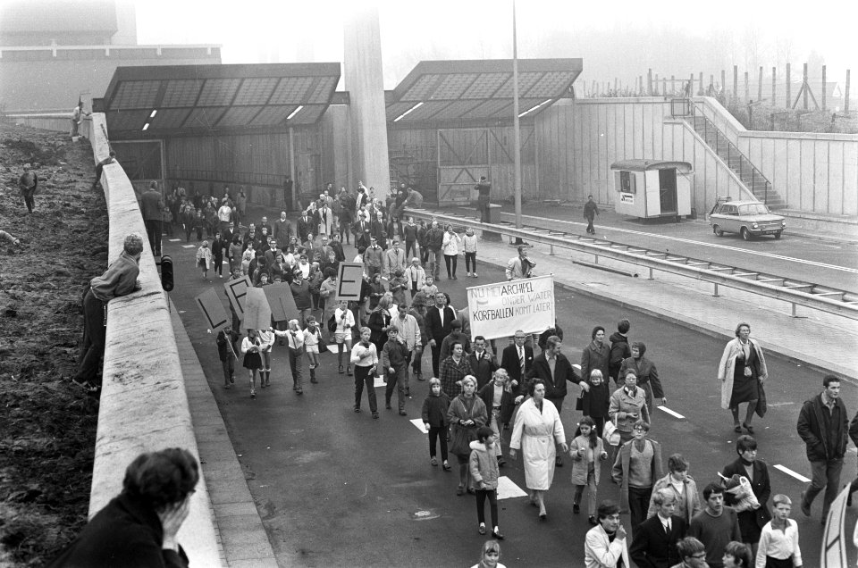 Amsterdammers bekijken IJ tunnel, Bestanddeelnr 921-7969