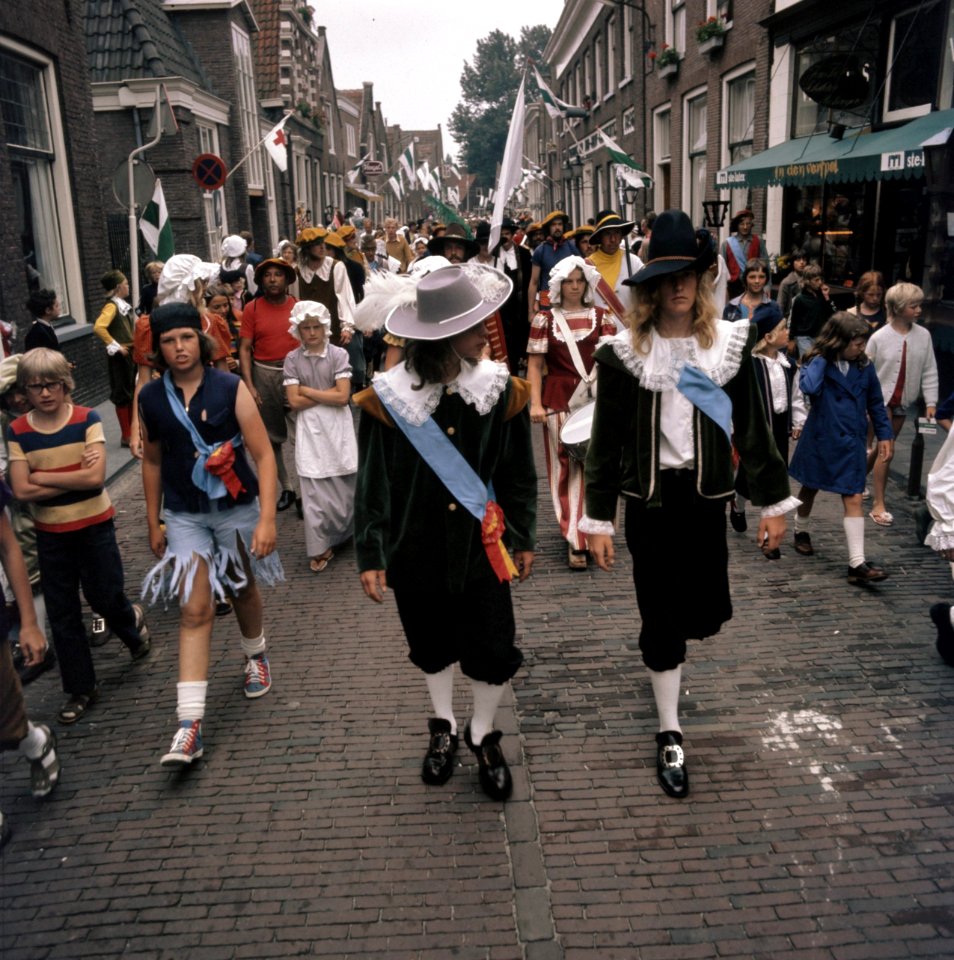Amsterdam mensen in klederdracht (uit 16e eeuw ) in Monnickendam tijdens vierin, Bestanddeelnr 254-9361