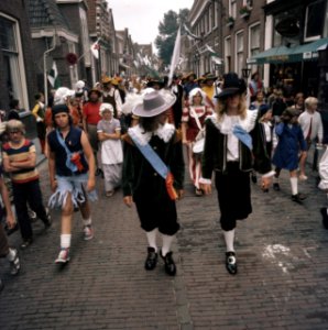 Amsterdam mensen in klederdracht (uit 16e eeuw ) in Monnickendam tijdens vierin, Bestanddeelnr 254-9361
