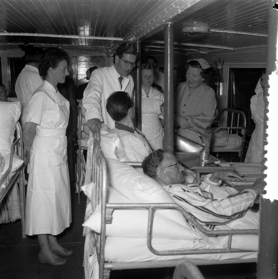 Amsterdam koningin Juliana op hospitaalschip Kasteel van Staverden, Bestanddeelnr 906-5020