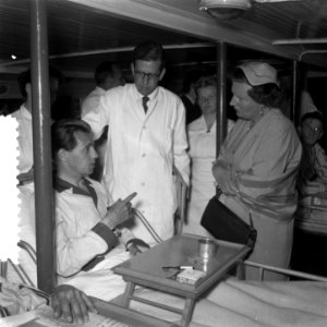 Amsterdam koningin Juliana op hospitaalschip Kasteel van Staverden, Bestanddeelnr 906-5022