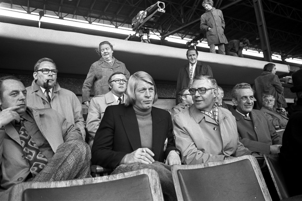 Amsterdam tegen Utrecht 2-1, Utrecht-trainer Bert Jacobs (midden) i.v.m. schors…, Bestanddeelnr 925-9681