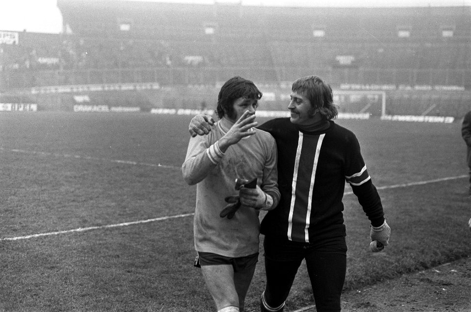 Amsterdam tegen Twente 1-1, keepers Jan Jongbloed (link en Piet Schrijvers verla, Bestanddeelnr 926-1988