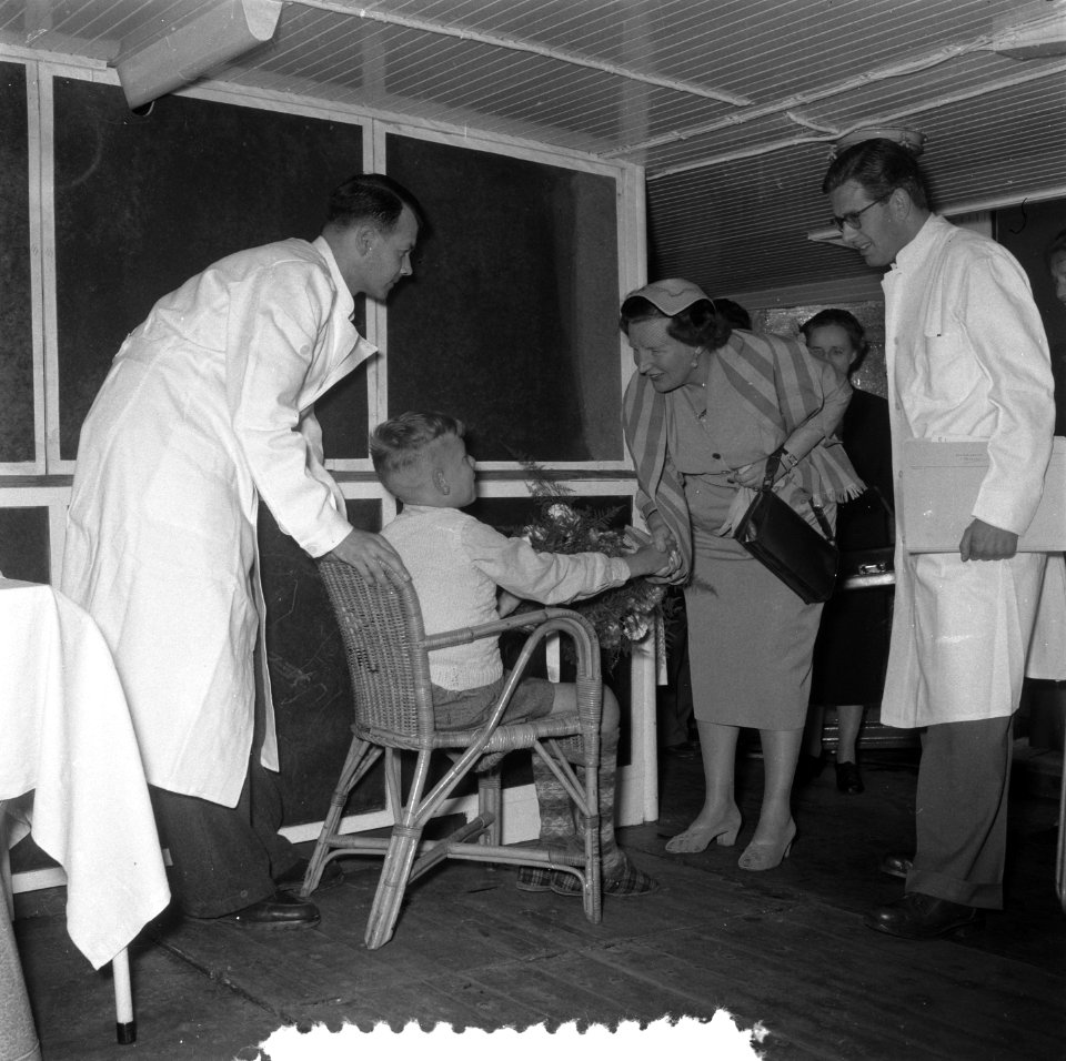Amsterdam koningin Juliana op hospitaalschip Kasteel van Staverden, Bestanddeelnr 906-5021