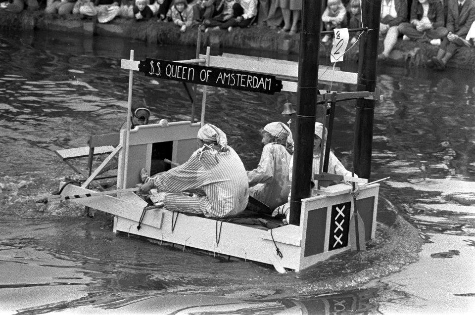 Amsterdam-700 Pieremegoggel, wedstrijd voor varende objecten in water achter wi, Bestanddeelnr 928-1631