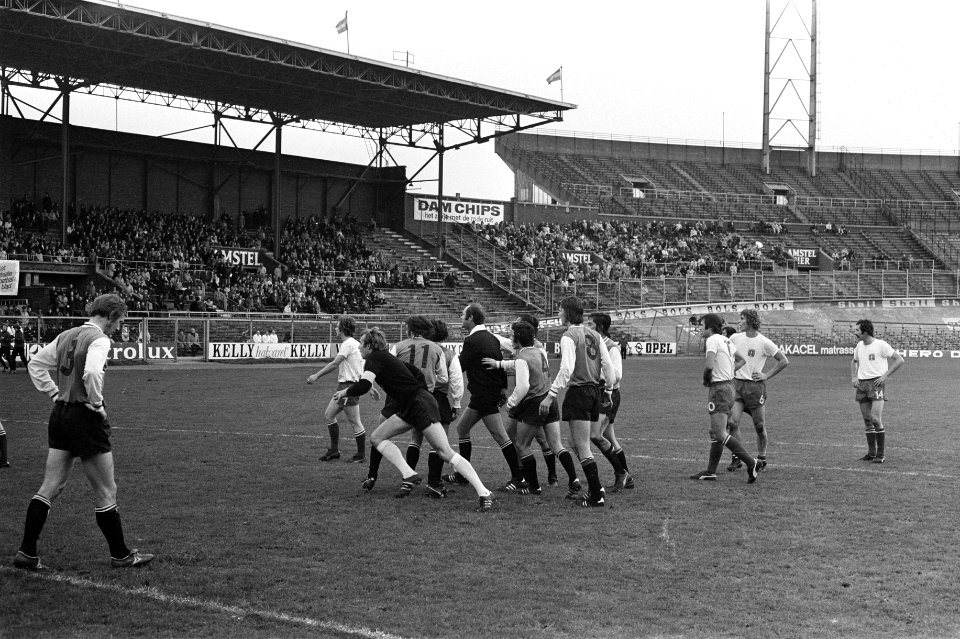 Amsterdam tegen PSV 1-1, PSV-ers protesteren bij scheidsrechter Vervoort tegen P, Bestanddeelnr 926-0178
