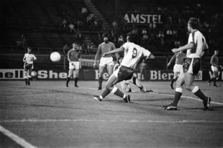 Amsterdam tegen Utrecht 2-2, Andre Wetzel (nr 9) scoort 1-0 voor Amsterdam, Bestanddeelnr 928-7474