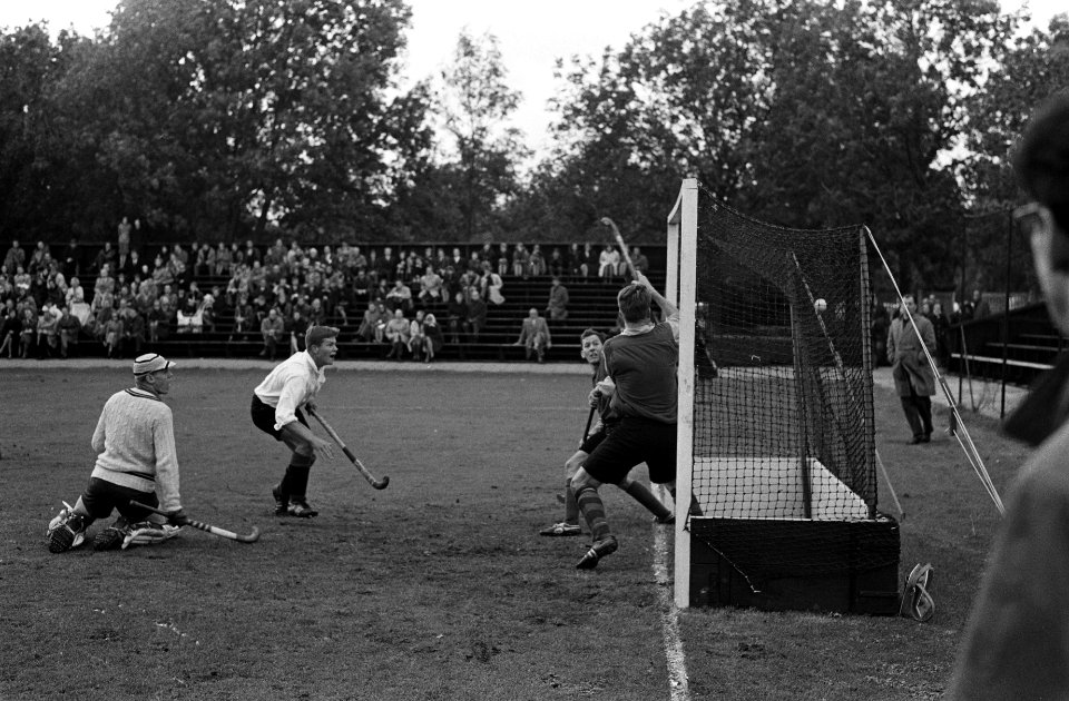 Amsterdam tegen SCHC 3-1, v.l.n.r. R.V. de Stein , F. Spits , P. Brouwer en K. T, Bestanddeelnr 914-4514