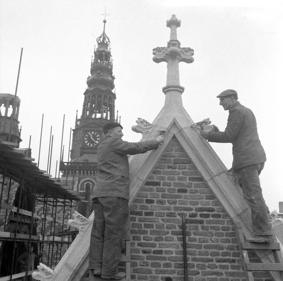 Amsterdam Restauratie Oude of St Nicolaaskerk afwerken van voegwerk na plaats, Bestanddeelnr 912-3584