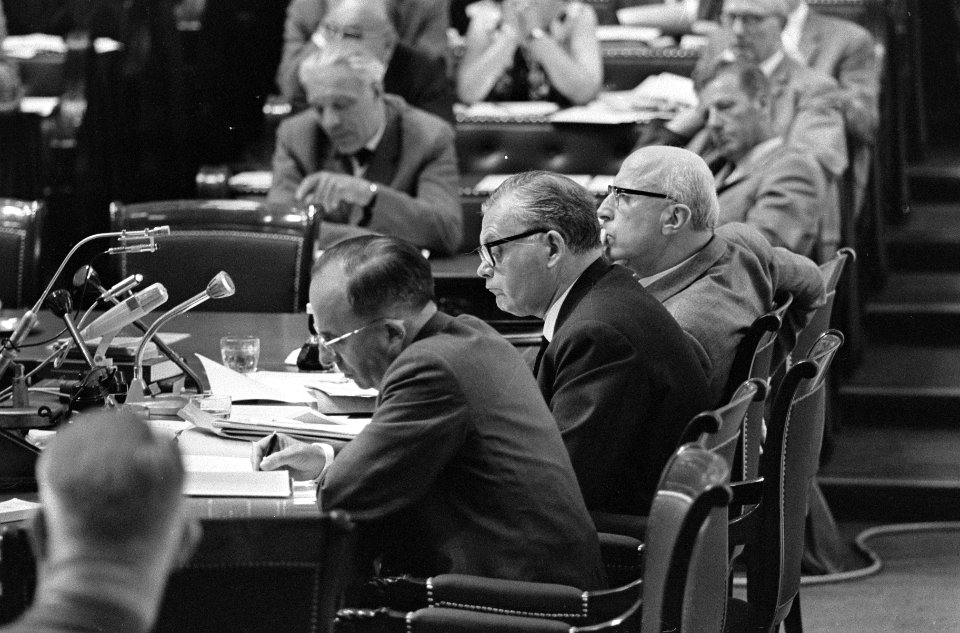 Amsterdam in Tweede Kamer , achter de regeringstafel, v.l.n.r. Premier Cals , Mi, Bestanddeelnr 919-2575