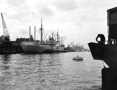 Amsterdam plaatje schepen in de haven, Bestanddeelnr 906-7781
