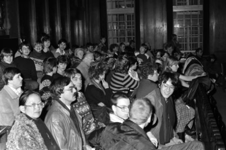 Amsterdamse Gemeenteraads vergadering. Leerlingen Ir. Lelylyceum op publieke tri, Bestanddeelnr 931-9996