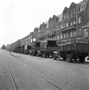 Amsterdam helpt Arnhem . HARK, Hulpactie Rode Kruis in Amsterdam. Mensen geven, Bestanddeelnr 900-6381