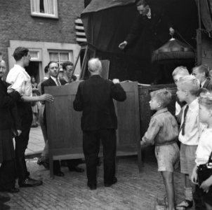 Amsterdam helpt Arnhem . HARK, Hulpactie Rode Kruis in Amsterdam. Mensen geven, Bestanddeelnr 900-6378