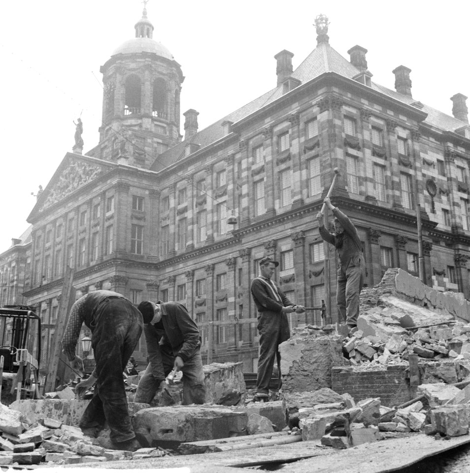 Amsterdam Restauratie nieuwe kerk op de Dam slopers aan het werk Op de achter, Bestanddeelnr 912-3581
