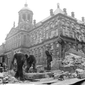 Amsterdam Restauratie nieuwe kerk op de Dam slopers aan het werk Op de achter, Bestanddeelnr 912-3581