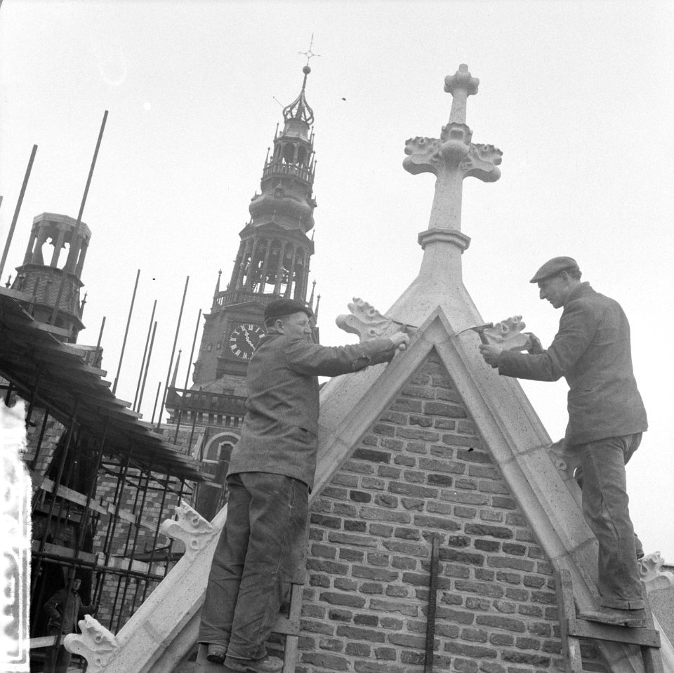 Amsterdam Restauratie Oude of St Nicolaaskerk afwerken van voegwerk na plaats, Bestanddeelnr 912-3583