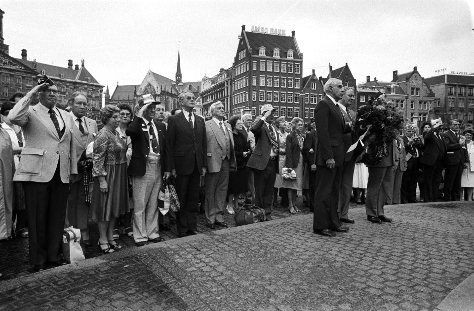 Amerikaanse oorlogsinvaliden leggen krans op de Dam in Amsterdam, Bestanddeelnr 932-3135