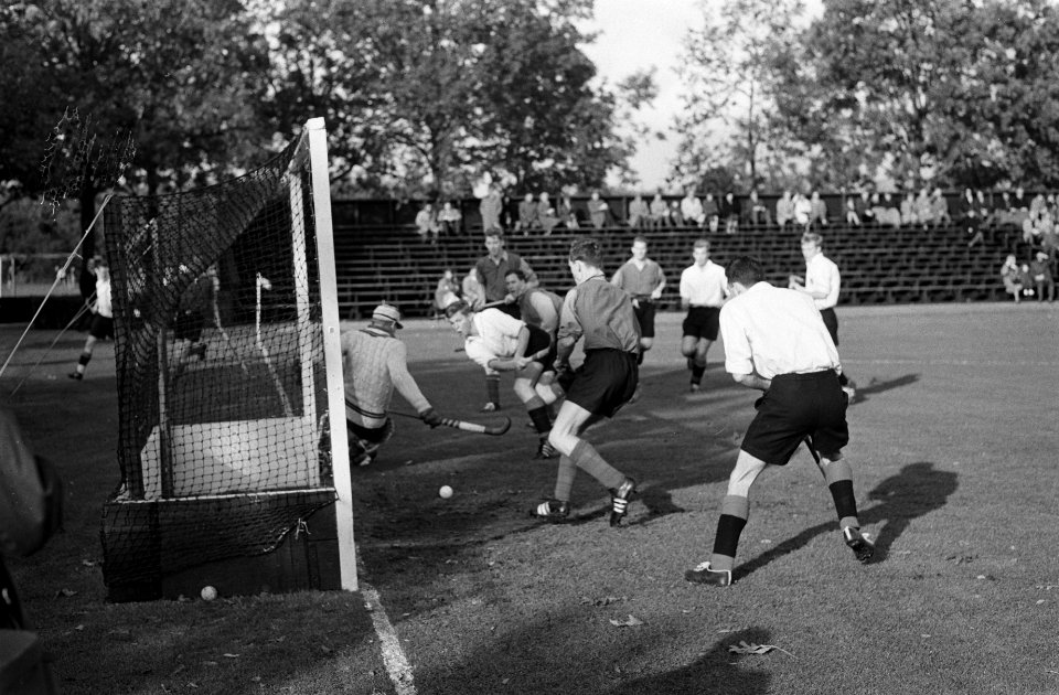 Amsterdam tegen SCHC 3-1, v.l.n.r. R.V. de Stein (SCHC) F. Spits , daarvoor P. B, Bestanddeelnr 914-4515