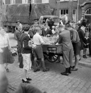 Amsterdam helpt Arnhem . HARK, Hulpactie Rode Kruis in Amsterdam. Mensen geven, Bestanddeelnr 900-6375