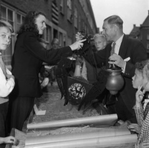 Amsterdam helpt Arnhem . HARK, Hulpactie Rode Kruis in Amsterdam. Mensen geven, Bestanddeelnr 900-6379
