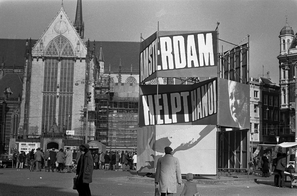 Amsterdam helpt Hanoi, reclamezuil op Dam, Bestanddeelnr 926-2717