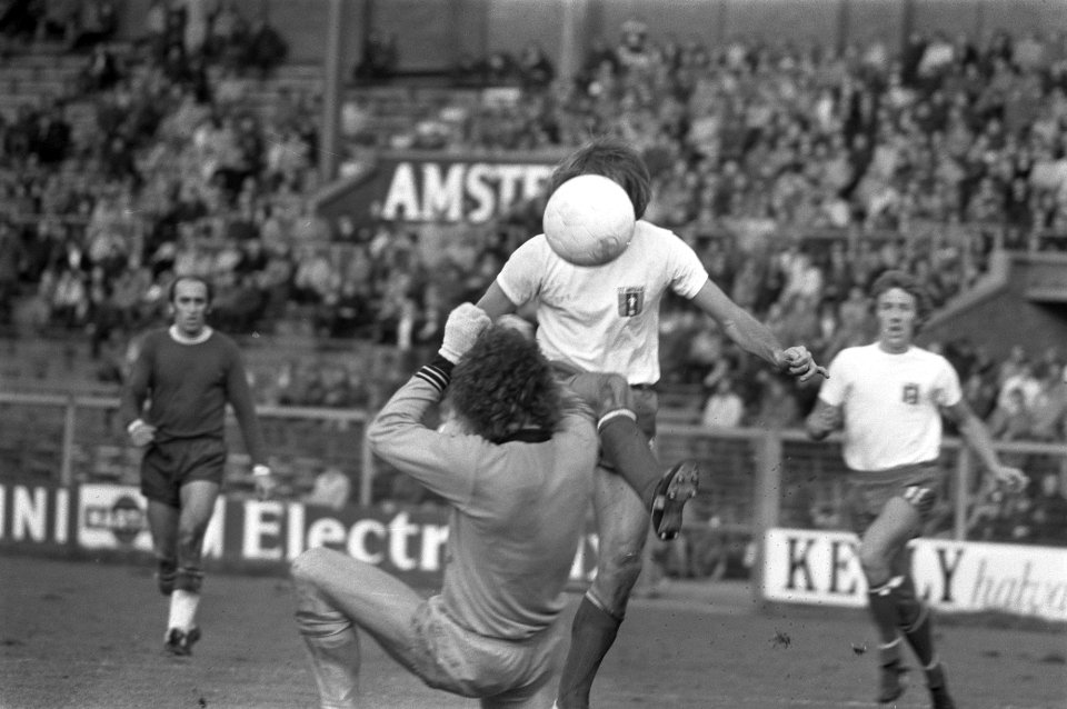 Amsterdam tegen Utrecht 2-1, Couperus (hoofd achter bal) scoort 2-1, Bestanddeelnr 925-9679