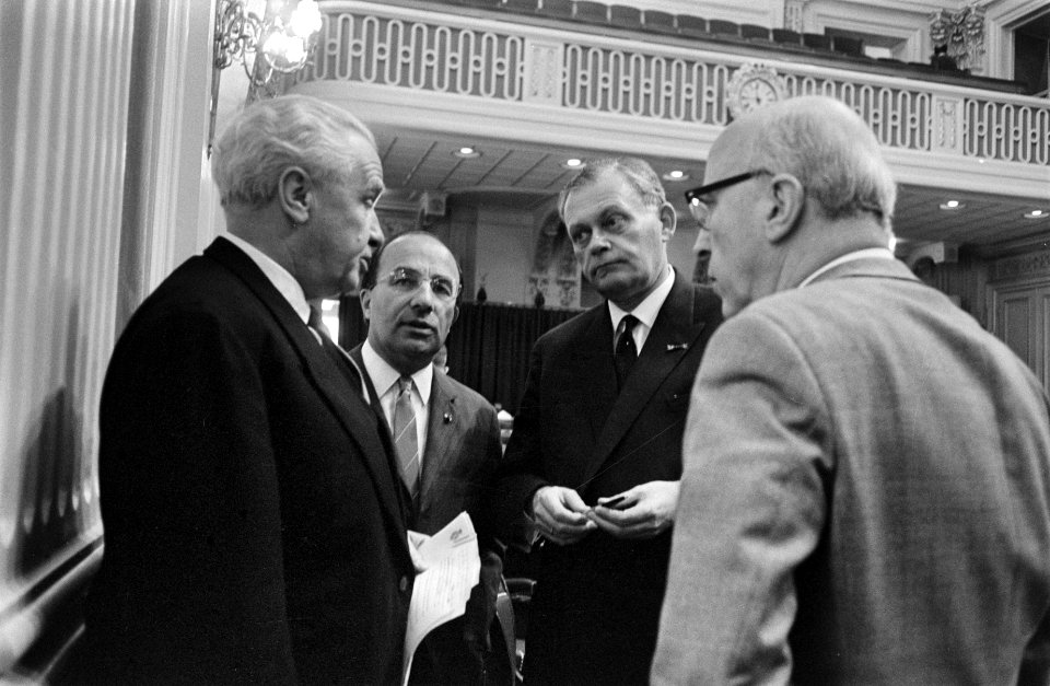 Amsterdam in Tweede Kamer , v.l.n.r. Van Thiel (kamervoorzitter), Cals, Smallenb, Bestanddeelnr 919-2589