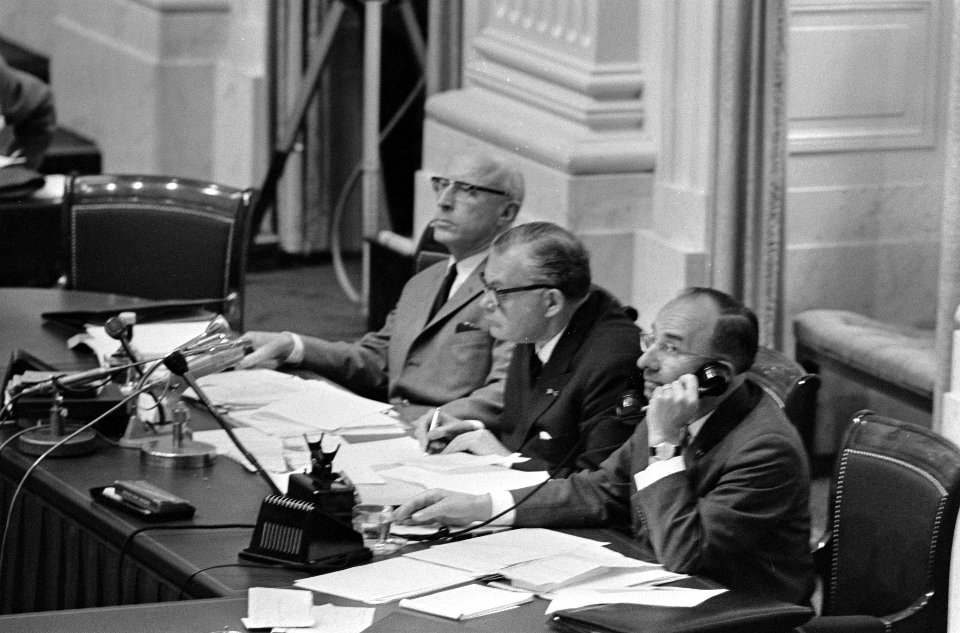 Amsterdam in Tweede Kamer , regeringstafel met vlnr. Samkalden, Smallenbroek en , Bestanddeelnr 919-2584