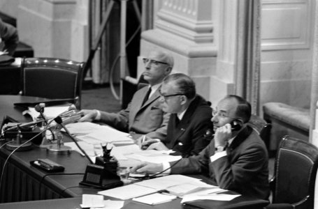 Amsterdam in Tweede Kamer , regeringstafel met vlnr. Samkalden, Smallenbroek en , Bestanddeelnr 919-2584