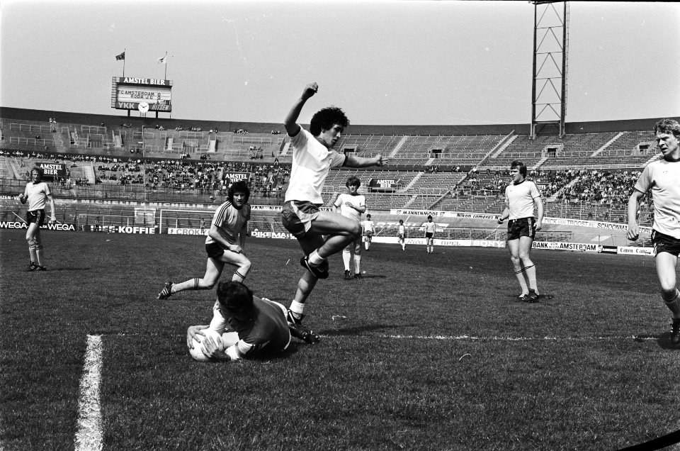Amsterdam tegen Rhoda JC 1-2, Wetzel springt over Jan Jongbloed, Bestanddeelnr 929-6842