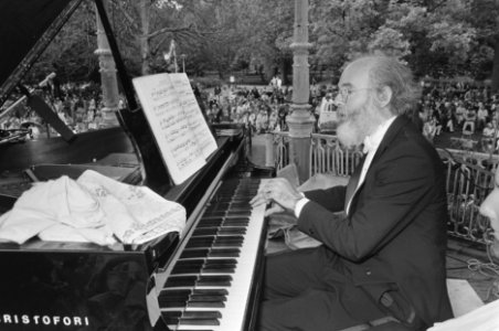 Amerikaanse pianist Gary Goldschneider speelt Mozart-marathon in Vondelpark, Bestanddeelnr 933-3954