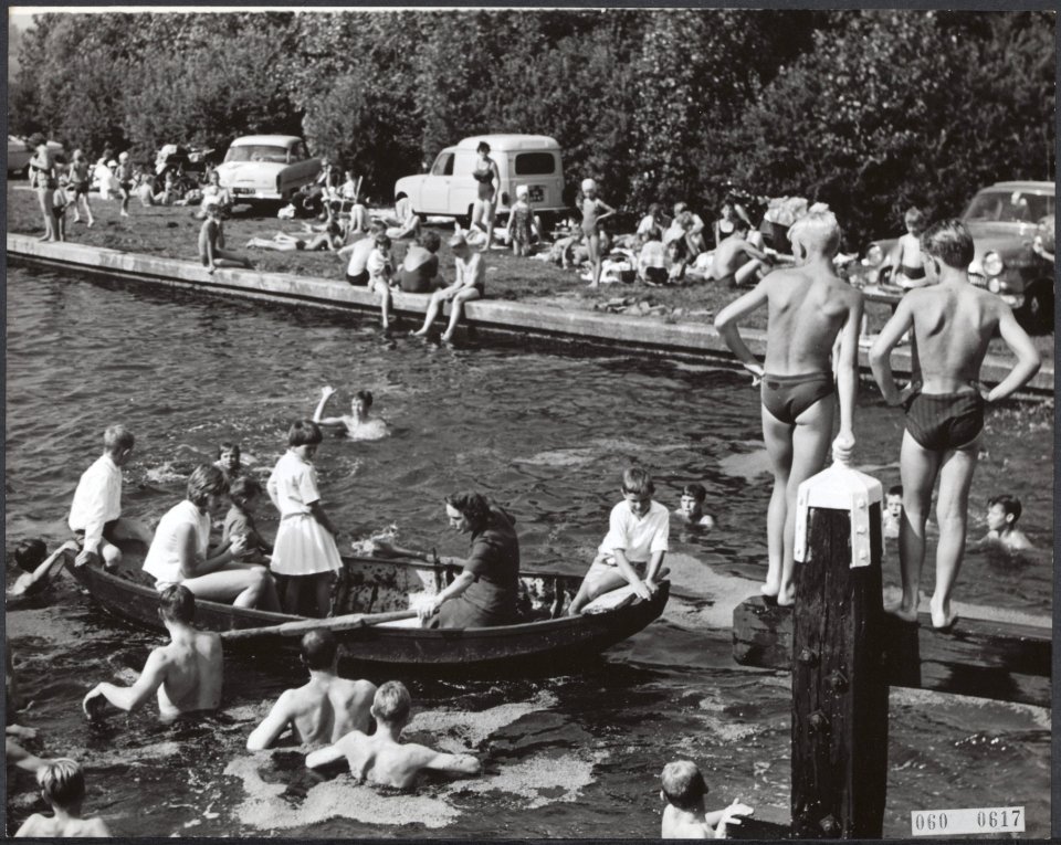 Amsterdammers baden in de vijvers tegen de hittegolf, Bestanddeelnr 060-0617