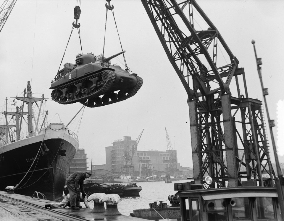 Amerikaanse tanks in Rotterdam aangekomen, Bestanddeelnr 904-8998