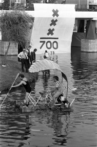 Amsterdam-700 Pieremegoggel, wedstrijd voor varende objecten in water achter wi, Bestanddeelnr 928-1628