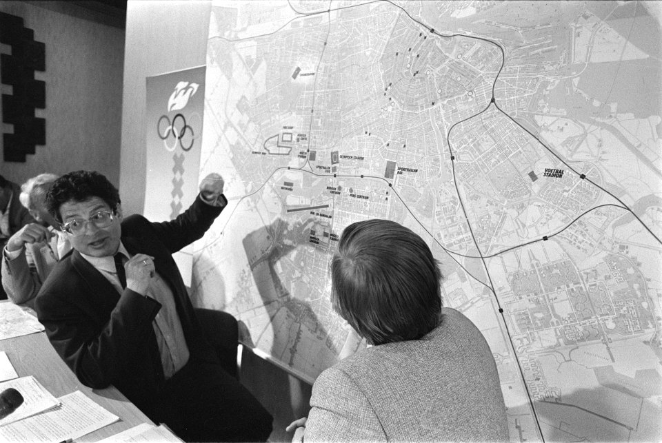 Amsterdam kandidaat Olympische Spelen 1992 burgemeester Van Thijn op persconfer, Bestanddeelnr 932-9452