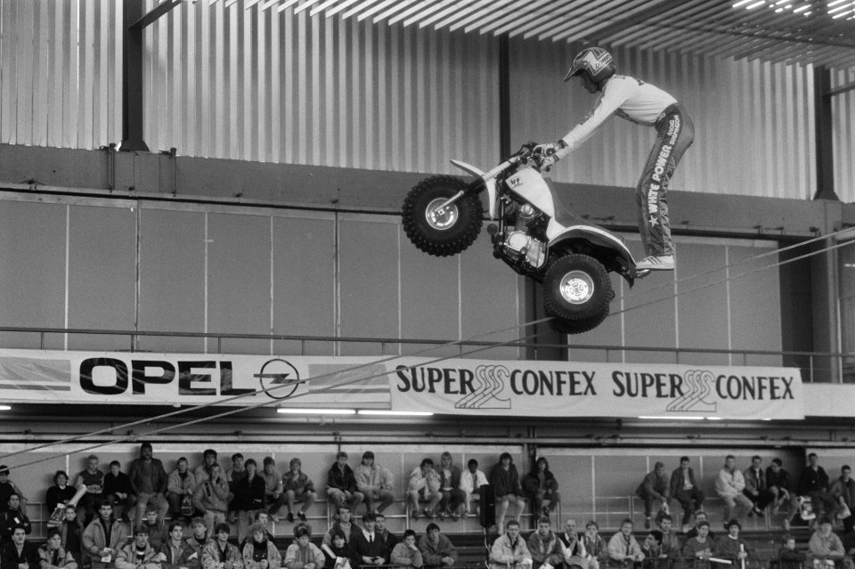 Amerikaanse motorstuntrijder Dony Domokos op Tweewieler RAI, Bestanddeelnr 934-1926