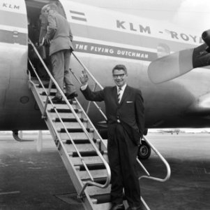 Amerikaanse minister van Landbouw Mr. Orville Freeman op doorreis op Schiphol, Bestanddeelnr 915-3544