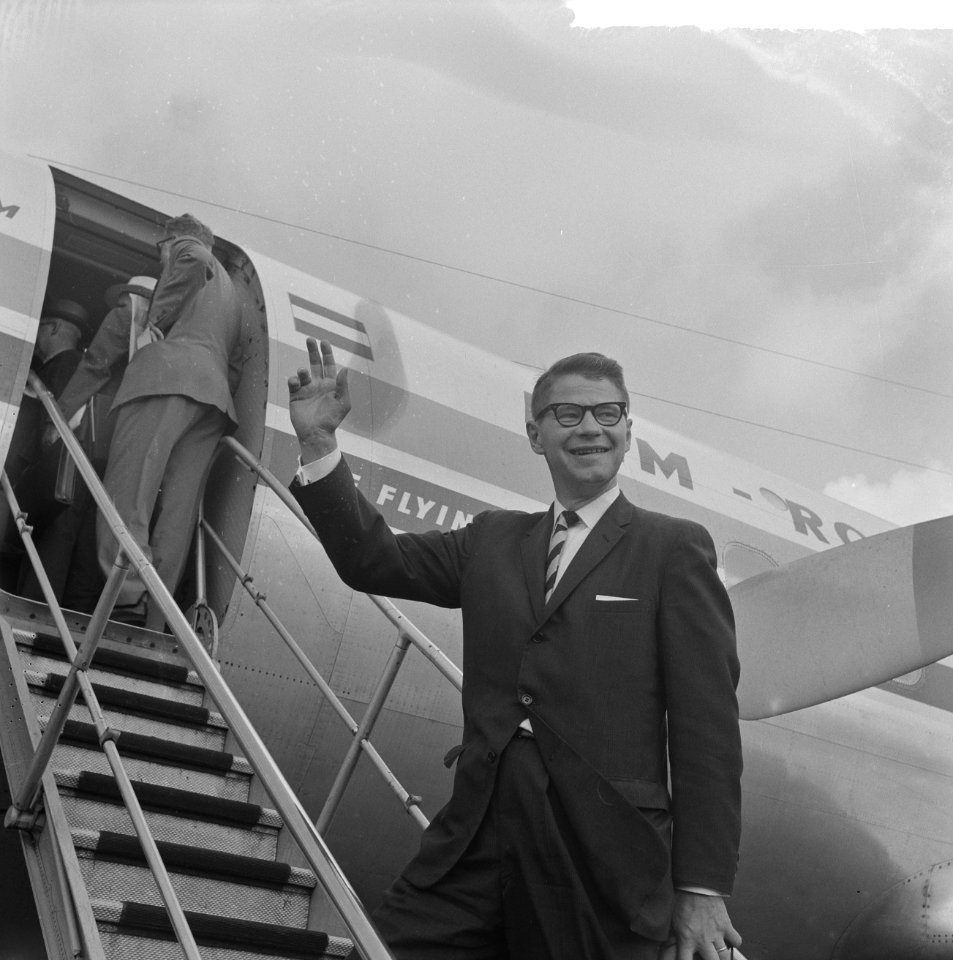 Amerikaanse minister van Landbouw Mr. Orville Freeman op doorreis op Schiphol, Bestanddeelnr 915-3543