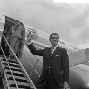 Amerikaanse minister van Landbouw Mr. Orville Freeman op doorreis op Schiphol, Bestanddeelnr 915-3543