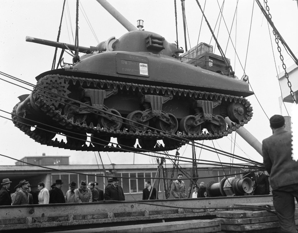 Amerikaanse tanks in Rotterdam aangekomen, Bestanddeelnr 904-8999
