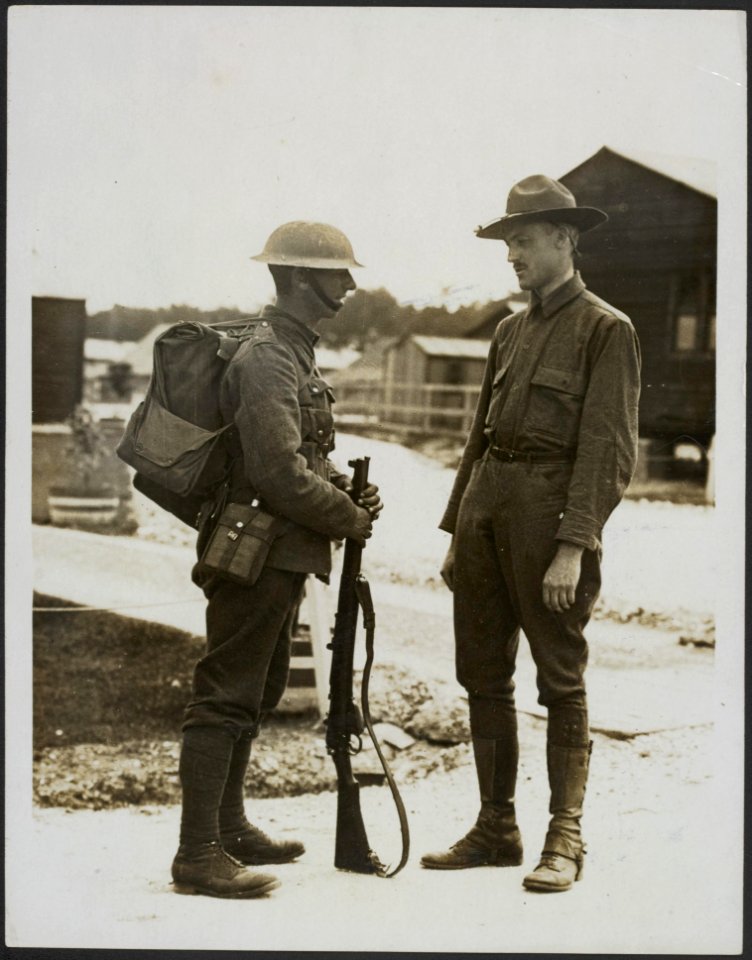 Americans in France. Ill guess its hot carrying that lot, Bestanddeelnr 158-2797