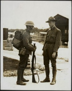 Americans in France. Ill guess its hot carrying that lot, Bestanddeelnr 158-2797