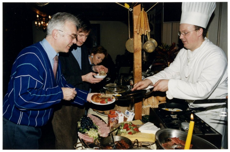 Amerikaans buffet voor medewerkers van winkels aan de Kleverparkweg in restaurant De Schuilenburcht t.g.v. De Week van de Winkel. NL-HlmNHA 54036462